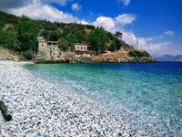 H παραλία με τα καταγάλανα νερά και την ...