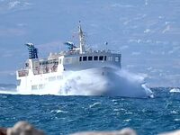 Η viral μάχη του «Σκοπελίτη» με τα κύματ...