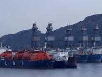 Πλοίο με ελληνική σημαία παραμένει εγκλω...