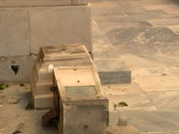 Πλατεία Καρύτση: Έσπασαν το μαρμάρινο πρ...