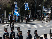 ΔΕΙΤΕ την εντυπωσιακή η στρατιωτική παρέ...