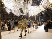 Louis Vuitton: Eπίδειξη ισχύος στο Λούβρ...