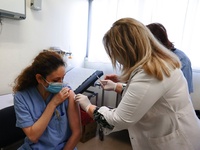 Εμβόλιο AstraZeneca: Συγκλονίζει ο σύζυγ...