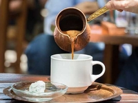 90χρονος κέρασε όλο το καφενείο, τους κά...