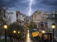 Πάτρα: Κεραυνός φώτισε τον ουρανό της πό...