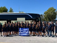 Πέντε πατρινόπουλα με το σκουφάκι της &q...