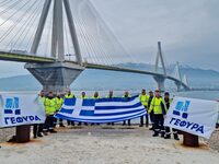 Η γαλανόλευκη σημαία της Γέφυρας κυματίζ...