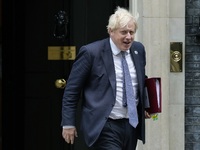 Βρετανία: «Γκρεμίζεται» σιγά σιγά η κυβέ...