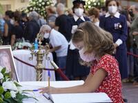 Κηδεία Μίκη Θεοδωράκη: Το μικρό κορίτσι ...