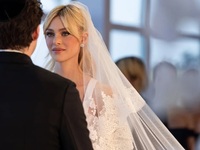 Νίκολα Πελτζ: Oλα για το νυφικό της νέας...