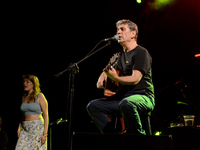 Πολύς κόσμος στο μουσικό live του Σωκράτ...