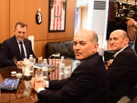 Οι αδερφοί Αγγελόπουλοι στο γραφείο του ...