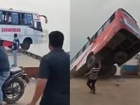 Η στιγμή που λεωφορείο στο Μπαγκλαντές π...