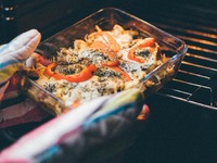 Γάστρα ή ταψί; Πώς ψήνουμε σωστά το κρέα...