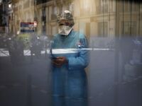 Γαλλία: Γιατρός πόζαρε γυμνός για να κατ...