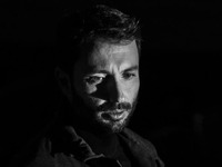 Ο Δημήτρης Κανέλλος τραγουδά το νέο κομμ...