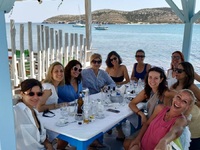 Στην Αντίπαρο γυναικοπαρέα: Aφεθήκαμε στ...