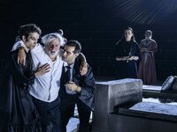 Στο θέατρο Φλόκα στην Αρχ. Ολυμπία στις ...