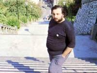 Ο Θάνος Μικρούτσικος στις σκάλες της Αγ....