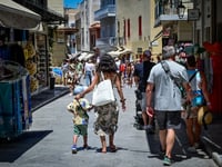 Ποιοι ξένοι τουρίστες βάζουν πιο βαθιά τ...