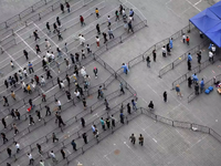 Κορονοϊός: Φόβος lockdown και μαζικά τεσ...