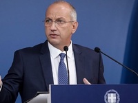 Οικονόμου για Τσίπρα: Επενδύει στις κρίσ...