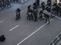 Διαδηλωτής στάθηκε μόνος του απέναντι στ...