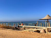 Αρον άρον μαζεύουν τις ξαπλώστρες και στ...