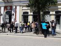 Πάτρα: Διαμαρτυρία συμβασιούχων έξω από...