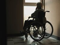 Γηροκομεία: Επανέρχονται τα επισκεπτήρια