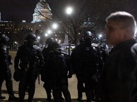 Τρίβει τα χέρια της η Κίνα από το χάος σ...