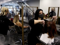 «Συγκρατημένοι περνούν τις πόρτες των κο...