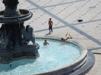 Για… μπάνιο στο σιντριβάνι της πλατείας ...