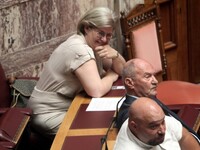 Μετακλητή στη Βουλή η σύζυγος του προέδρ...