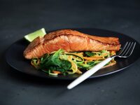 Συνταγή για σολoμό με λαχανικά και ρύζι