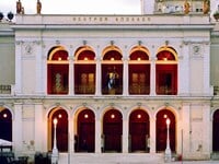 Πάτρα: Φωτιστικό κατέρρευσε έξω από το θ...