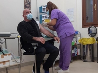 Κικίλιας: Δεν αναστέλλονται οι εμβολιασμ...