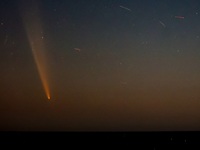 Ο «κομήτης του αιώνα» διασχίζει τον ουρα...