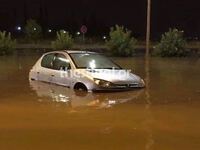 Αυτοκίνητα κάτω από το...νερό στη Θεσσαλ...