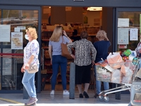 Νέα μέτρα: Τι ισχύει για καταστήματα τρο...