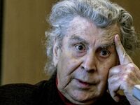 ΒΙΝΤΕΟ: Ο Μίκης Θεοδωράκης γράφει μουσικ...