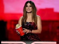 Η Σάντρα Μπούλοκ παρουσίασε τη νέα της τ...