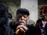 Σε στενό κύκλο η κηδεία του Μανώλη Γλέζου