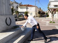 Ο Αλέξης Τσίπρας άφησε λουλούδια στο άγα...