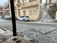 Άσπρισε η Κεφαλονιά από το χαλάζι! ΔΕΙΤΕ...
