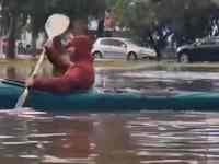 Viral το βίντεο με τα κανό στο πλημμυρισ...