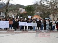 Τέμπη: Συγκίνησαν οι μαθητές των Καλαβρύ...