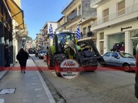 Με τα τρακτέρ τους οι αγρότες στο κέντρο...