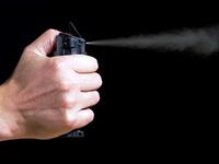 Της έριξε σπρέι στο πρόσωπο και της άρπα...