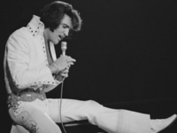 Λευκή ολόσωμη φόρμα του Έλβις Πρίσλεϊ πω...